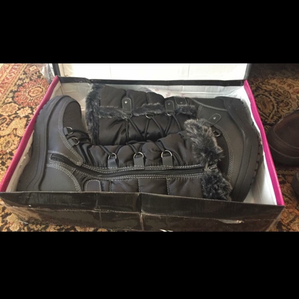 Women’s size 7 rain/snow boots